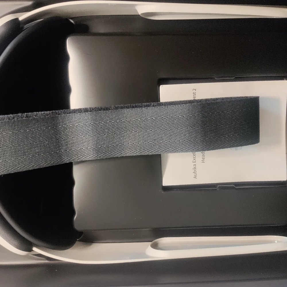 Oculus quest 2 (128 GB Ver.) With travel case and additional head strap.